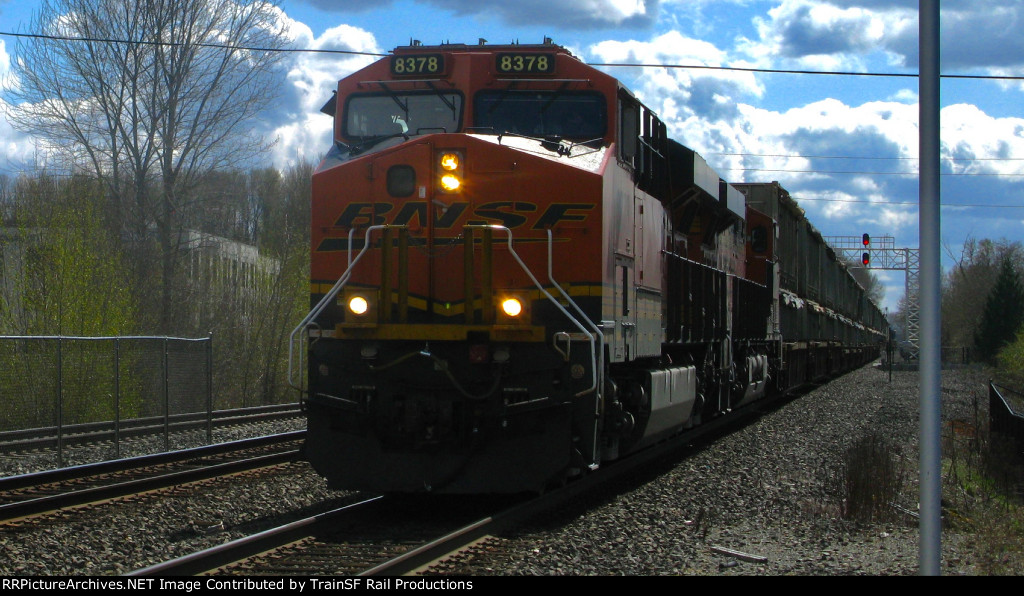 BNSF 8378 Leads a Garbage Train